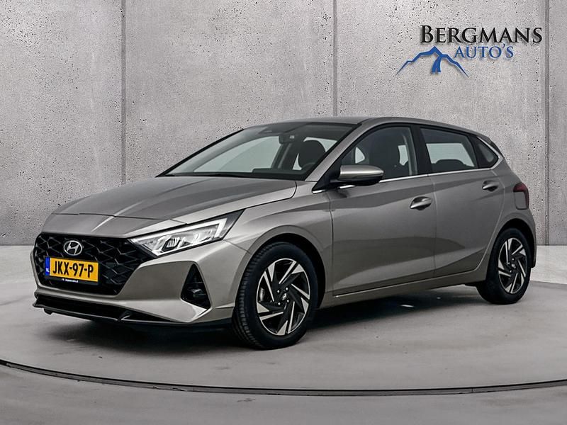 Grijs (metallic) Gebruikt 2022 Hyundai i20 Comfort Hatchback | € 20.600 (Eerlijke prijs) - Afbeelding 1/4