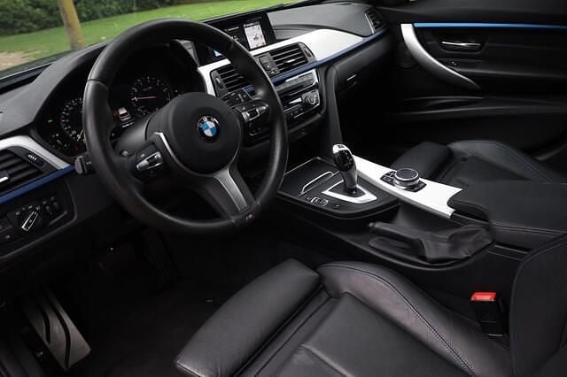 Grijs Gebruikt 2019 BMW 318 M Sport Stationwagen | € 18.445 (Eerlijke prijs) - Afbeelding 1/3