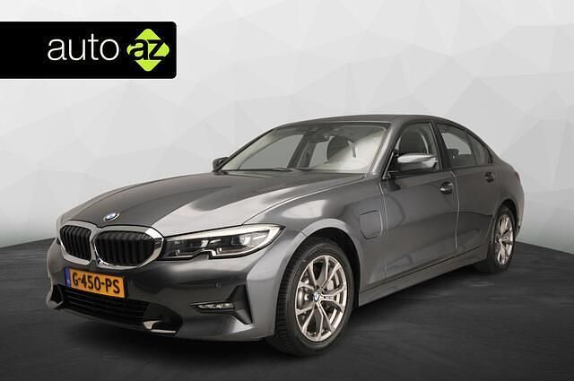 Grijs Gebruikt 2019 BMW 330 Sport Line Sedan | € 26.900 (Goede deal) - Afbeelding 1/4