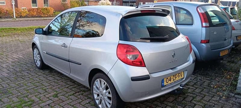 Zilver Gebruikt 2008 Renault Clio II Rip Curl Hatchback | € 777 (Goede deal) - Afbeelding 1/4