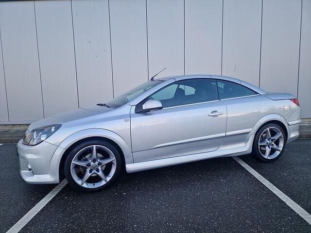 Grijs (metallic) Occasion 2008 Opel Astra Cabriolet Enjoy Cabriolet | € 3.450 (Eerlijke prijs) - Afbeelding 1/4