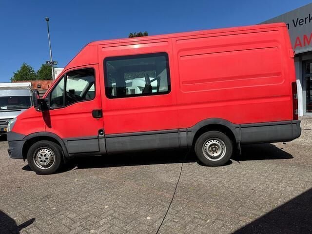 Rood Gebruikt 2014 Iveco Daily Van | € 4.750 (Goede deal) - Afbeelding 1/4