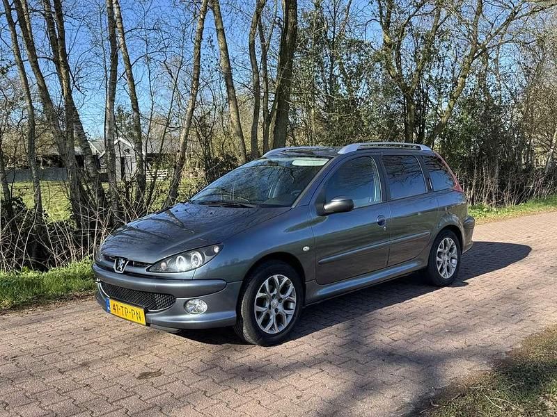 Grijs Gebruikt 2007 Peugeot 206 Stationwagen | € 2.500 (Iets duurder) - Afbeelding 1/4