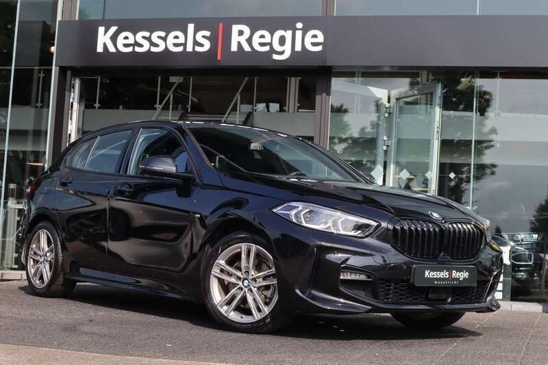 Zwart Gebruikt 2024 BMW 118 M Sport Hatchback | € 32.950 (Super prijs) - Afbeelding 1/4