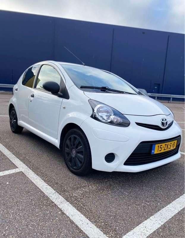Gebruikt 2012 Toyota Aygo Cool Hatchback | € 2.250 (Eerlijke prijs) - Afbeelding 1/4