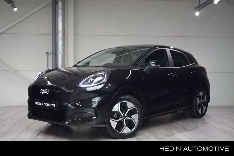 Zwart Nieuw 2025 Ford Puma Gen-E S SUV | € 35.270 (Eerlijke prijs) - Afbeelding 1/4