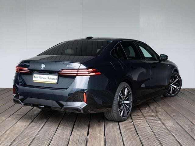 Petrol mica metallic (blauw metallic) Gebruikt 2025 BMW 550e Comfort Edition Sedan | € 94.950 (Super prijs) - Afbeelding 1/3