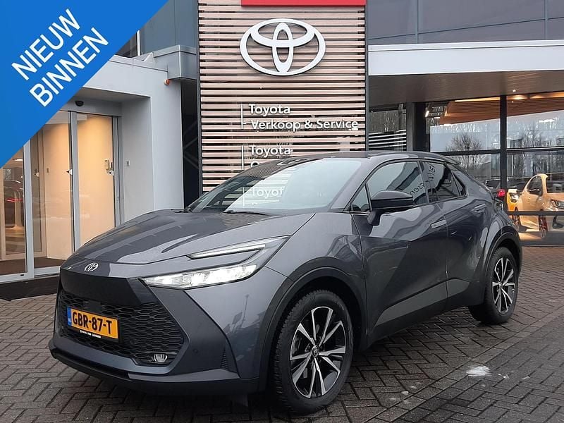 Grijs (metallic) Gebruikt 2024 Toyota C-HR SUV | € 33.900 (Super prijs) - Afbeelding 1/4