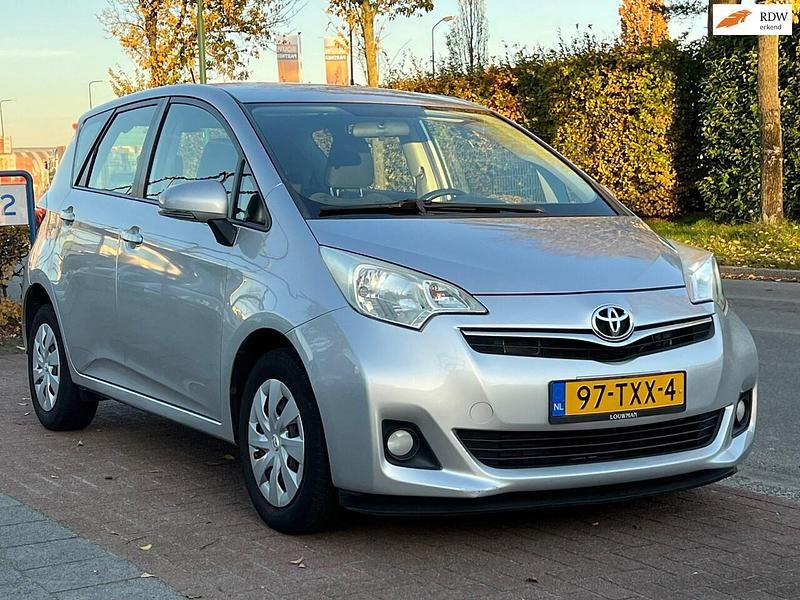 Grijs Occasion 2012 Toyota Verso-S MPV | € 5.750 (Eerlijke prijs) - Afbeelding 1/4