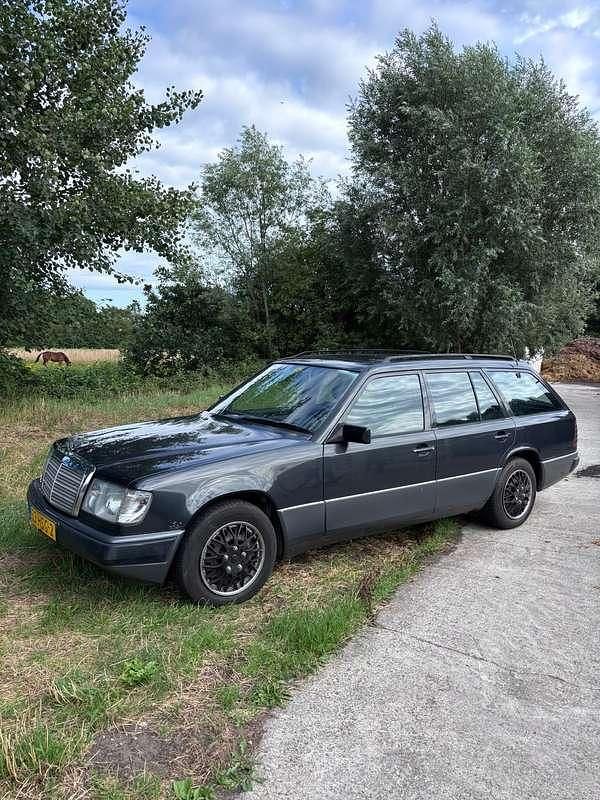 Grijs Gebruikt 1991 Mercedes E300 Stationwagen | € 4.999 - Afbeelding 1/4