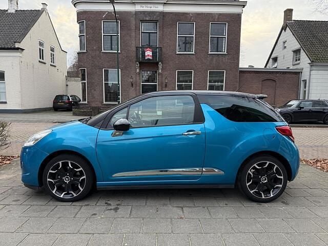 Blauw (metallic) Gebruikt 2012 Citroën DS3 Sport Chic Hatchback | € 5.995 (Eerlijke prijs) - Afbeelding 1/4