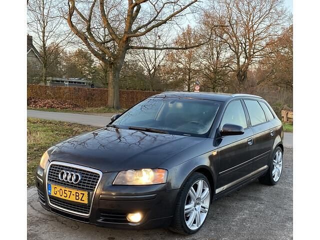 Grijs (metallic) Gebruikt 2008 Audi A3 Sportback Attraction Hatchback | € 1.900 (Super prijs) - Afbeelding 1/4