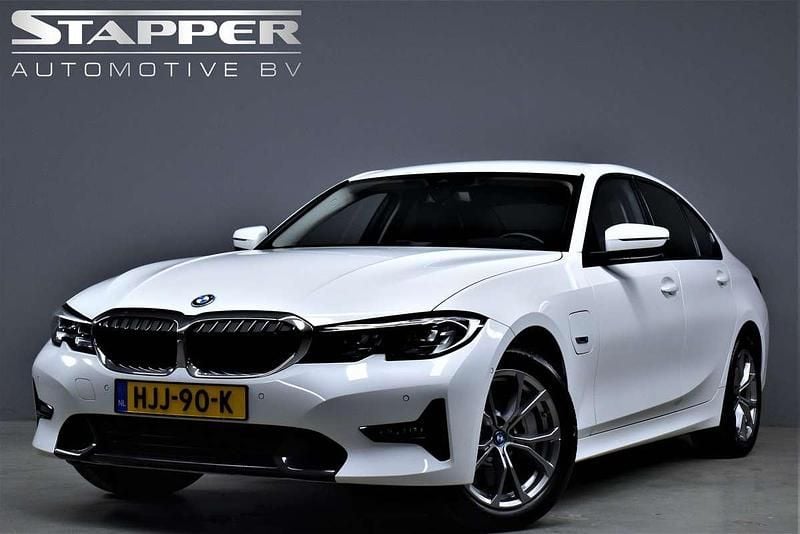 Wit Gebruikt 2022 BMW 330e Sport Line Sedan | € 32.995 (Super prijs) - Afbeelding 1/4