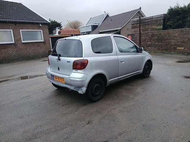 Occasion Toyota Yaris 87 PK (63 kW) 2003 Grijs Hatchback