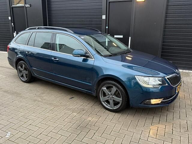 Blauw Gebruikt 2014 Skoda Superb Business Line Stationwagen | € 8.900 - Afbeelding 1/4