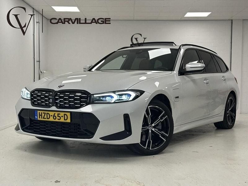 Wit Gebruikt 2022 BMW 330 M Sport Stationwagen | € 45.445 (Duur) - Afbeelding 1/4