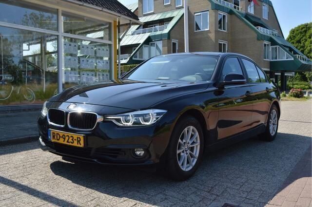 Zwart Gebruikt 2017 BMW 318 Executive Sedan | € 16.390 (Goede deal) - Afbeelding 1/4
