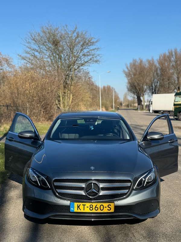 Grijs Gebruikt 2016 Mercedes E350 Edition Sedan | € 25.000 (Eerlijke prijs) - Afbeelding 1/4
