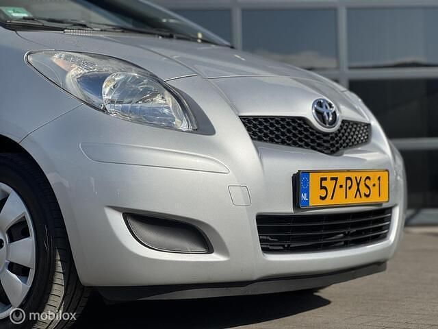 Occasion Toyota Yaris Comfort 99 PK (72 kW) 2011 Grijs Hatchback