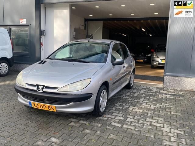 Grijs Gebruikt 1999 Peugeot 206 Hatchback | € 1.399 (Eerlijke prijs) - Afbeelding 1/4