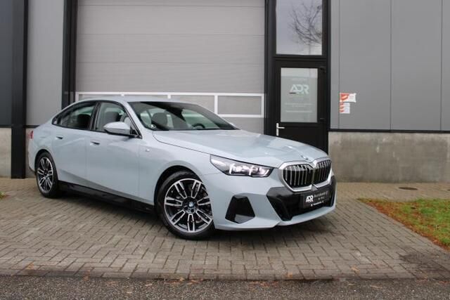 Grijs Gebruikt 2024 BMW 520 M Sport Sedan | € 59.995 - Afbeelding 1/4