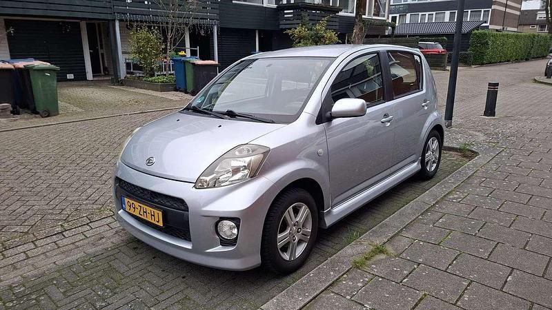 Grijs Gebruikt 2008 Daihatsu Sirion Hatchback | € 2.500 (Eerlijke prijs) - Afbeelding 1/4