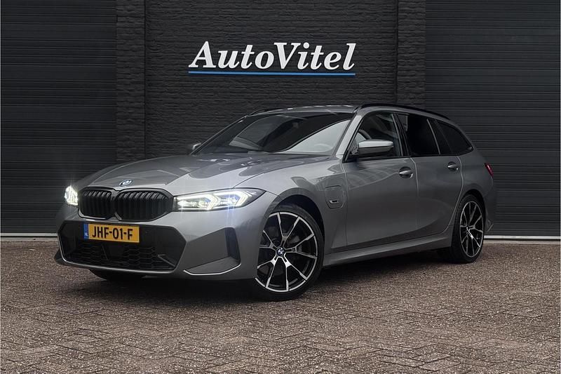 Grijs Gebruikt 2022 BMW 330e M Sport Stationwagen | € 36.445 (Eerlijke prijs) - Afbeelding 1/3