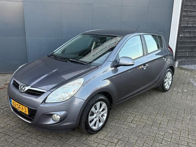 Grijs Gebruikt 2011 Hyundai i20 Hatchback | € 3.150 (Eerlijke prijs) - Afbeelding 1/3