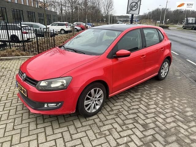 Rood (metallic) Occasion 2010 VW Polo Trendline Hatchback | € 2.995 (Super prijs) - Afbeelding 1/4