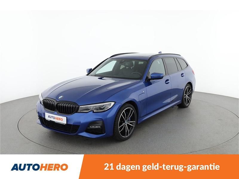 Blauw (metallic) Gebruikt 2021 BMW 330e Stationwagen | € 30.549 (Eerlijke prijs) - Afbeelding 1/4