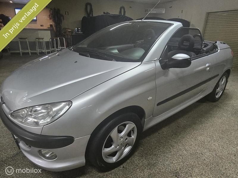Grijs Gebruikt 2003 Peugeot 206 CC Cabriolet | € 1.695 (Eerlijke prijs) - Afbeelding 1/4