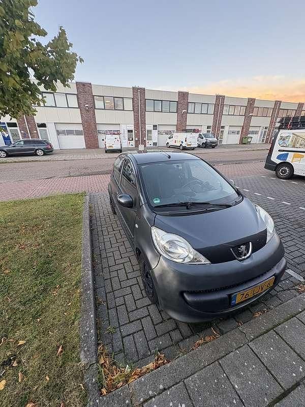 Grijs Gebruikt 2010 Peugeot 107 Urban Move Hatchback | € 950 (Goede deal) - Afbeelding 1/3