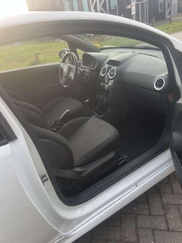 Wit Occasion 2009 Opel Corsa Color Edition Hatchback | € 1.399 (Super prijs) - Afbeelding 1/4