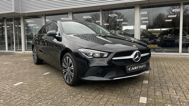 Zwart (metallic) Occasion 2022 Mercedes CLA250e Shooting Brake Luxury Stationwagen | € 26.850 (Super prijs) - Afbeelding 1/4