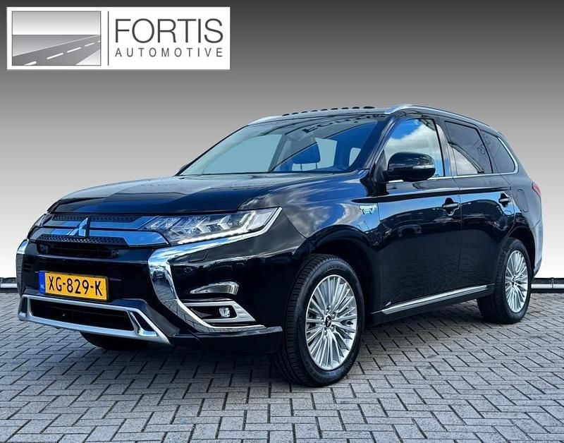 Zwart Gebruikt 2019 Mitsubishi Outlander P-HEV Intense+ SUV | € 22.895 (Eerlijke prijs) - Afbeelding 1/4