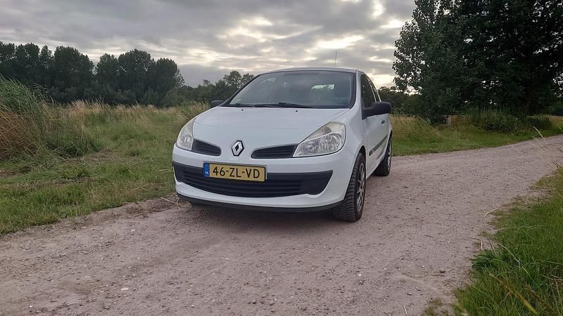 Wit Gebruikt 2008 Renault Clio II Expression Hatchback | € 1.000 (Eerlijke prijs) - Afbeelding 1/4