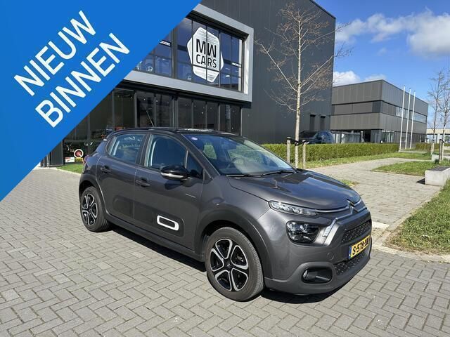 Grijs, metallic lak Gebruikt 2022 Citroën C3 PureTech Hatchback | € 16.990 (Eerlijke prijs) - Afbeelding 1/4