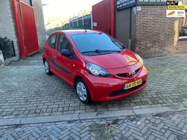 Rood Gebruikt 2007 Toyota Aygo Hatchback | € 2.250 (Eerlijke prijs) - Afbeelding 1/4
