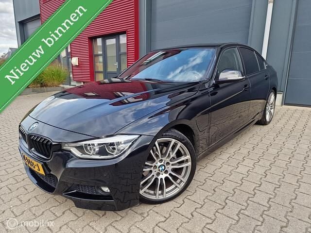 Zwart Gebruikt 2016 BMW 330 Executive Sedan | € 15.750 (Goede deal) - Afbeelding 1/4