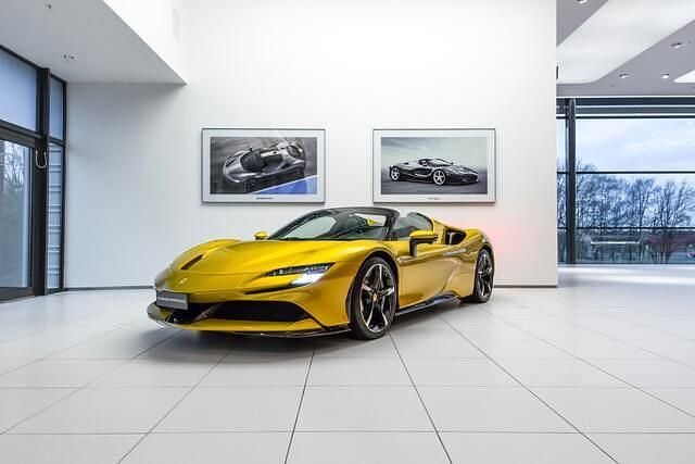 Occasion Ferrari SF90 135 PK (99 kW) 2022 Geel Cabriolet