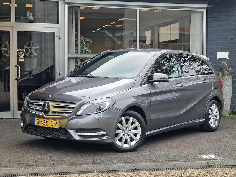 Grijs Gebruikt 2013 Mercedes B200 Ambition MPV | € 13.595 (Goede deal) - Afbeelding 1/4