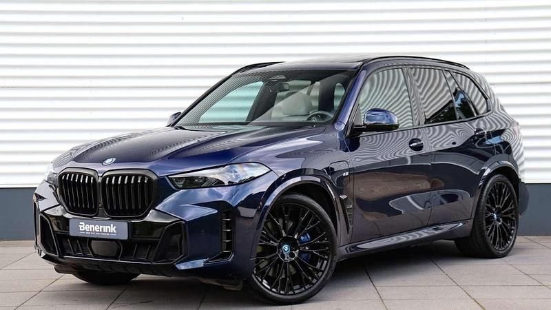 Blauw, metallic lak Gebruikt 2023 BMW X5 M Sport SUV | € 97.950 (Duur) - Afbeelding 1/4