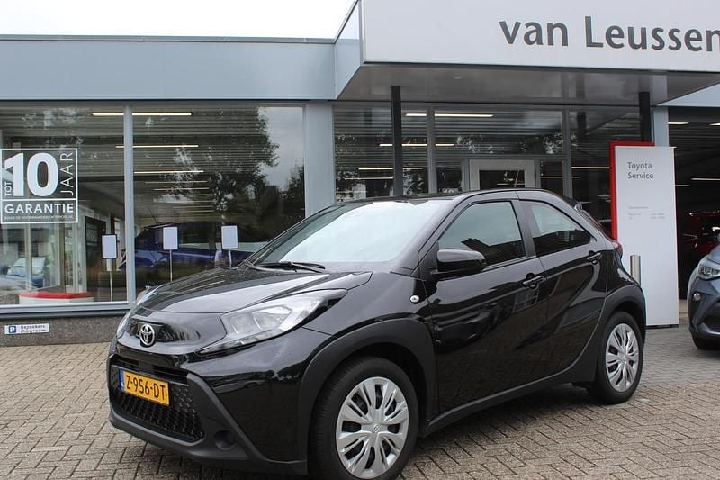 Zwart, metallic lak Gebruikt 2024 Toyota Aygo X X-play SUV | € 16.890 - Afbeelding 1/4