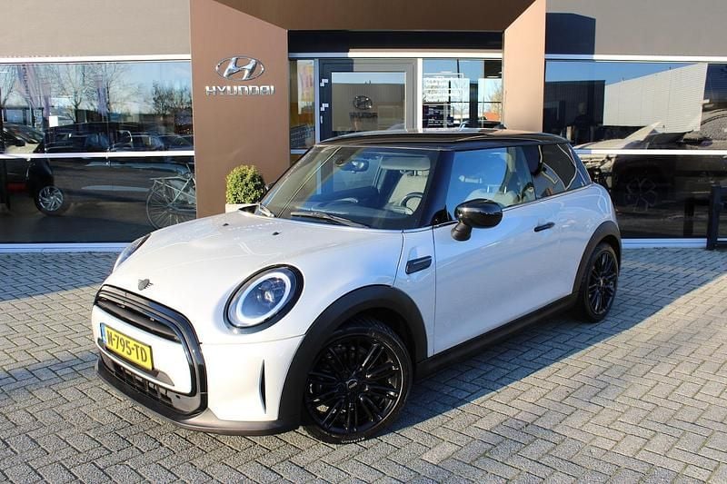 Wit Occasion 2022 Mini Cooper Business Hatchback | € 22.950 (Eerlijke prijs) - Afbeelding 1/4