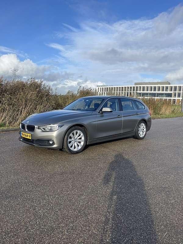 Grijs Gebruikt 2017 BMW 320 Stationwagen | € 12.500 (Super prijs) - Afbeelding 1/4