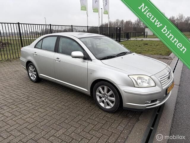 Grijs Occasion 2004 Toyota Avensis Luna Sedan | € 2.950 (Eerlijke prijs) - Afbeelding 1/4