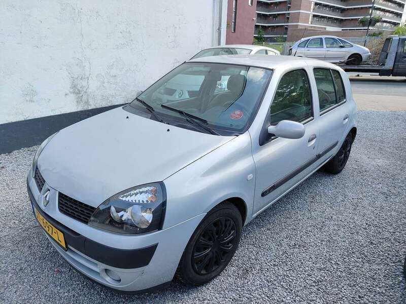 Grijs Gebruikt 2003 Renault Clio II Expression Hatchback | € 1.250 (Eerlijke prijs) - Afbeelding 1/3