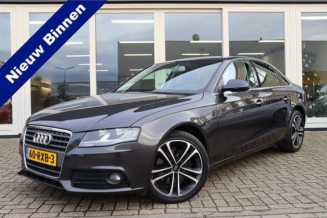 Grijs (metallic) Gebruikt 2011 Audi A4 Business Sedan | € 9.950 (Eerlijke prijs) - Afbeelding 1/4