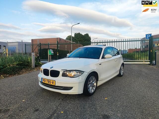 Wit Gebruikt 2008 BMW 118 Sport Line Hatchback | € 1.899 (Goede deal) - Afbeelding 1/4