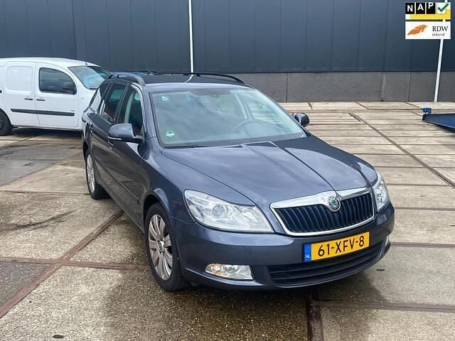 Grijs Gebruikt 2012 Skoda Octavia Stationwagen | € 3.925 (Goede deal) - Afbeelding 1/4